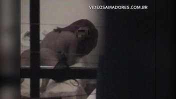 Vizinha se exibe pela janela para o vizinho, que grava vídeo amador da cena